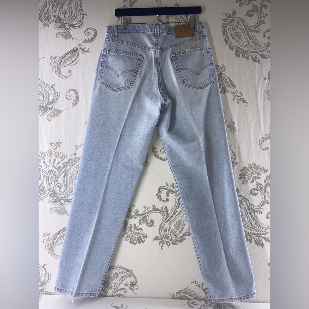 Vintage Levis 550 Relaxed Jeans
Light Blue Faded Denim
Made‎ USA 90s - Picture 4 of 14